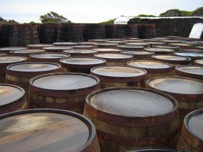 Fässer auf dem Hof von Ardbeg